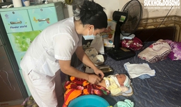 Phát hiện bé trai sơ sinh bị bỏ rơi trước nhà lúc rạng sáng