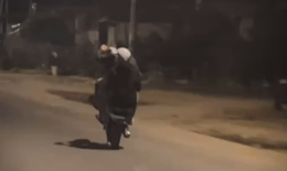 Xử l&#253; 2 thanh thiếu ni&#234;n điều khiển xe m&#225;y bốc đầu rồi đăng l&#234;n Facebook