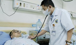 Video bác sĩ ép tim trước cửa phòng khám cứu người đàn ông bất ngờ ngừng tim tại viện