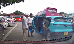 Luật sư ph&#226;n t&#237;ch vụ nh&#243;m người chặn taxi, đuổi phụ nữ bế con khỏi xe ở Th&#225;i Nguy&#234;n