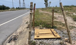 Gần 200 nắp hố ga đường ven biển &#39;biến mất&#39;, Quảng Trị d&#249;ng v&#225;n gỗ l&#224;m nắp đậy