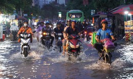 Áp thấp nhiệt đới đang hoạt động trên khu vực Biển Đông, Nam Bộ mưa dông mạnh