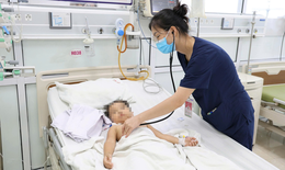 B&#233; trai đuối nước ở bể bơi, gia đ&#236;nh su&#253;t mất con v&#236; sơ cứu sai c&#225;ch