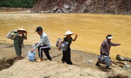 Nghệ An: Người dân các bản bị cô lập chủ động vận chuyển nhu yếu phẩm qua sông