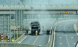 Xe đầu k&#233;o bốc ch&#225;y dữ dội tr&#234;n cao tốc đoạn qua H&#224; Tĩnh