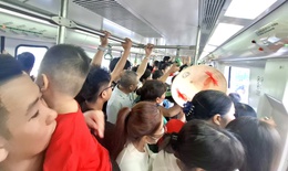 T&#224;u điện C&#225;t Linh - H&#224; Đ&#244;ng chật n&#237;ch, nhiều người kh&#244;ng thể l&#234;n t&#224;u đến trung t&#226;m H&#224; Nội 