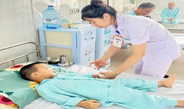 Dị vật pin &#39;c&#250;c &#225;o&#39;, hiểm hoạ kh&#244;n lường cho trẻ nhỏ