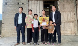 Cán bộ y tế 'nuôi heo đất' hỗ trợ người bệnh nghèo