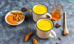 C&#243; n&#234;n uống nước nghệ - mật ong với đ&#225; lạnh?