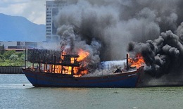 Ch&#225;y t&#224;u đang neo tr&#234;n s&#244;ng Nhật Lệ, thiệt hại khoảng 2 tỷ đồng