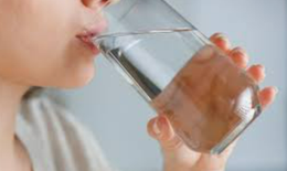 Uống nước nhiều có hại thận không?