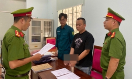 Qua b&#224;n b&#234;n cạnh mời bia, người đ&#224;n &#244;ng bị đ&#225;nh hội đồng giữa qu&#225;n nhậu