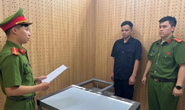 Khởi tố 2 đối tượng 'cuỗm' hơn 50 chiếc điện thoại trong đêm