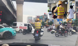 Hà Nội: CSGT mở đường 8 km, bế người phụ nữ bị co giật vào viện kịp thời