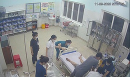 Video &#39;k&#233;o&#39; lại sự sống cho người đ&#224;n &#244;ng ngưng tim khi vừa một m&#236;nh tới khoa cấp cứu