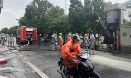 H&#224; Nội: Ch&#225;y cột biến thế trong mưa lớn