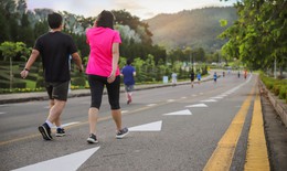 Đi bộ l&#250;c 5-7h s&#225;ng v&#224; 15-17h chiều: Khung giờ n&#224;o gi&#250;p tăng cơ, giờ n&#224;o tốt cho tim mạch?