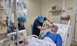 Thứ trưởng Trần Văn Thuấn gi&#250;p &#39;mở đường&#39; cứu người đ&#224;n &#244;ng gặp nạn tr&#234;n cầu Nhật T&#226;n tho&#225;t &#39;cửa tử&#39;