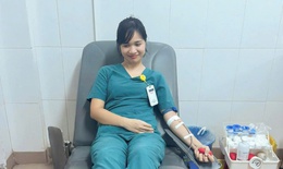 Nhân viên y tế hiến máu khẩn cấp cứu nạn nhân người Lào vụ xe tải lao vào chợ