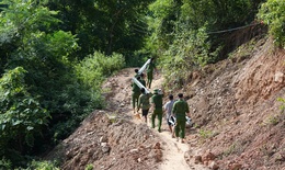 Sau lũ dữ cuốn tr&#244;i bản l&#224;ng, c&#244;ng an dựng lại m&#225;i ấm cho d&#226;n
