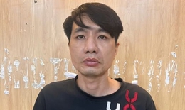 Bực tức bị xử phạt, gã thanh niên phá hoại xe CSGT