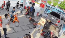 Video &#244; t&#244; l&#249;i tr&#250;ng trụ bơm xăng ở H&#224; Nội g&#226;y ch&#225;y, nh&#226;n vi&#234;n tho&#225;t nạn trong t&#237;ch tắc