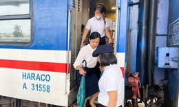 Ng&#224;y đầu ti&#234;n c&#225;n bộ Hải Ph&#242;ng đi l&#224;m bằng t&#224;u hỏa