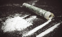 Nh&#243;m nh&#226;n vi&#234;n nữ của qu&#225;n karaoke Ruby dương t&#237;nh với ma t&#250;y