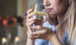 Uống nước chanh ấm buổi sáng có giúp thải độc và làm sáng da?