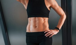 6 b&#224;i tập đứng gi&#250;p săn chắc cơ bụng cho tuổi 50