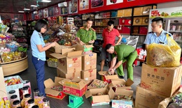 Thu giữ hơn 4.000 bánh Trung thu, kem quế trôi nổi