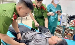 C&#244;ng an đưa thanh ni&#234;n nằm bất tỉnh giữa đường đi cấp cứu trong đ&#234;m