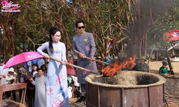 Vợ chồng Mailisa ph&#225;t t&#226;m đ&#250;c đại hồng chung m&#249;a Vu Lan