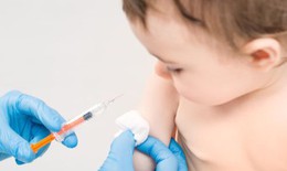 V&#236; sao ti&#234;m chủng &quot;đ&#250;ng lịch, đủ liều&quot; l&#224; l&#225; chắn th&#233;p bảo vệ trẻ?