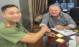 Hà Nội: Du khách Anh ngỡ ngàng khi được công an phường Bồ Đề giúp đỡ theo cách không ai ngờ