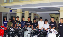 Tạm giữ 12 đối tượng mang kiếm, dao phóng lợn đi 'diễu phố' trong đêm ở Ninh Bình