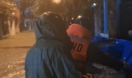 Một người phụ nữ bị nước cuốn mất t&#237;ch khi ra bến xe về qu&#234;