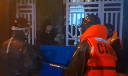 Qu&#226;n đội, c&#244;ng an dầm m&#236;nh trong mưa lũ di dời d&#226;n, ứng ph&#243; b&#227;o số 10