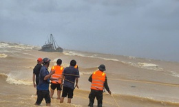 Video: Hiện trường cứu hộ 2 t&#224;u c&#225; gặp nạn khi v&#224;o bờ tr&#225;nh b&#227;o