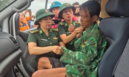 Cứu 8 thuyền vi&#234;n tr&#234;n 2 t&#224;u c&#225; gặp nạn khi v&#224;o bờ tr&#225;nh b&#227;o