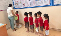 Trẻ kh&#244;ng tăng c&#226;n, hay ốm vặt - c&#243; phải dấu hiệu suy dinh dưỡng?