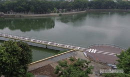 Hà Nội có thêm cầu đi bộ hình cây đàn giữa hồ