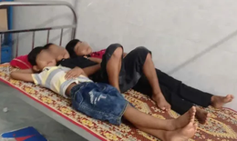 40 học sinh nghi ngộ độc: Hiệu ph&#243; n&#243;i về th&#244;ng tin ngăn cản đưa học sinh đi cấp cứu
