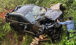 Đất đ&#225; sạt lở hất &#244; t&#244; chở 3 người xuống vực ở Sa Pa