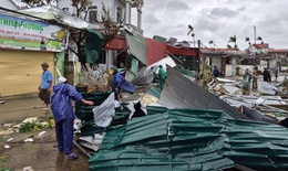 Khoảnh khắc lốc xoáy kinh hoàng tàn phá làng quê tại Thanh Hóa