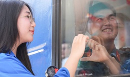 Người dân bịn rịn, xúc động chia tay các chiến sĩ sau khi hoàn thành nhiệm vụ A80