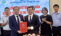 Trao quyết định c&#244;ng nhận Hội đồng trường v&#224; Chủ tịch Hội đồng trường Đại học Dược H&#224; Nội