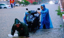 Người dân Hà Nội trong cơn mưa kéo dài: Nơi ngập sâu, chỗ tắc đường