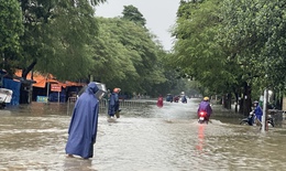 H&#224; Nội mưa như tr&#250;t nước, nhiều tuyến đường ngập s&#226;u