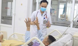 Cứu sống người đ&#224;n &#244;ng nguy kịch nghi ngộ độc rượu